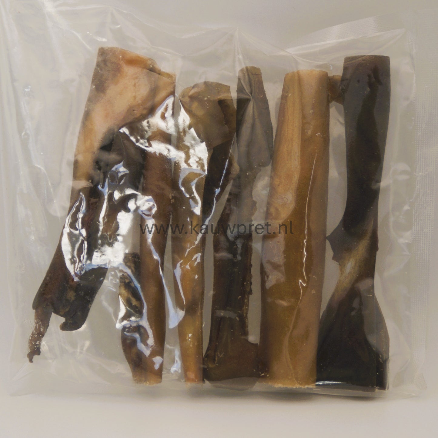 100% natuurlijke gedroogde kameelkophuid voor de hond. Kophuid is over het algemeen een van de meest taaie natuurlijke hondensnacks. De kamelenhuid is glutenvrij en hypoallergeen.