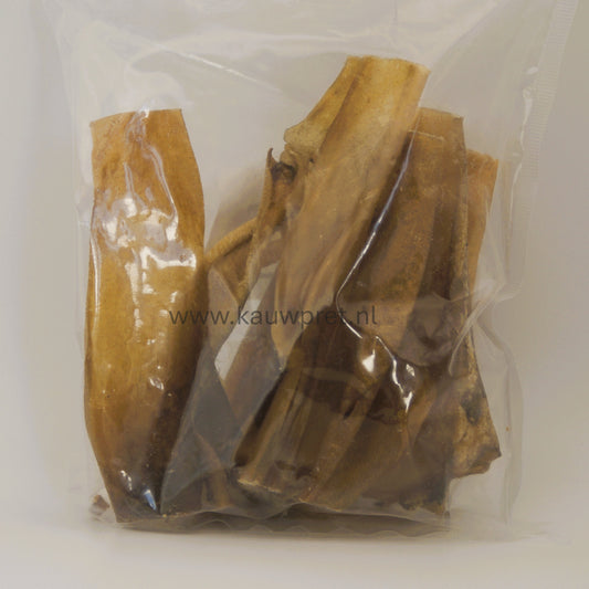 Gedroogde kophuid is een taaie en harde snack voor een hond. Kophuid is een hondensnack waarmee een hond zich lang kan vermaken en welke ook een positieve bijdrage aan de gebitsreiniging levert. De kophuid is glutenvrij.