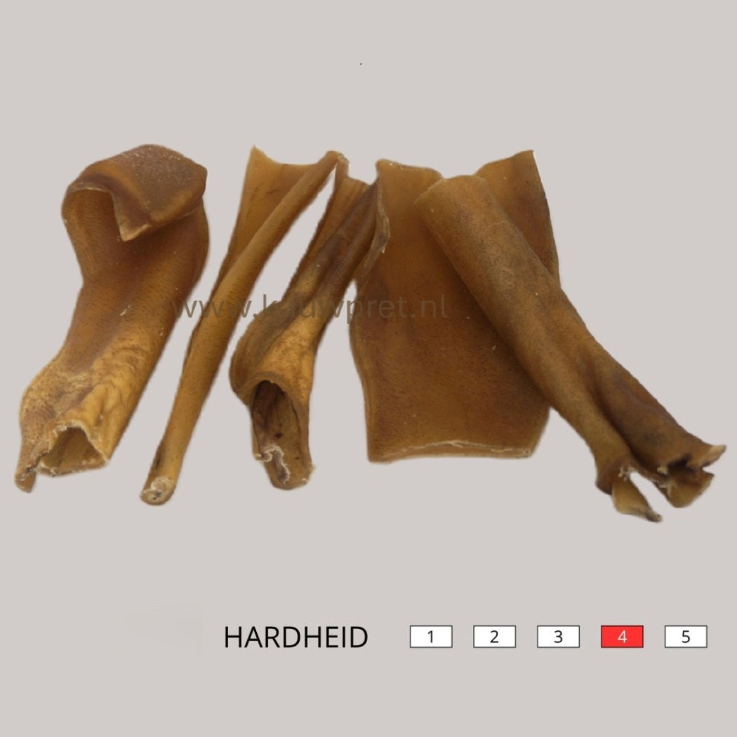 Gedroogde kophuid is een taaie en harde snack voor een hond. Kophuid is een hondensnack waarmee een hond zich lang kan vermaken en welke ook een positieve bijdrage aan de gebitsreiniging levert. De kophuid is glutenvrij.
